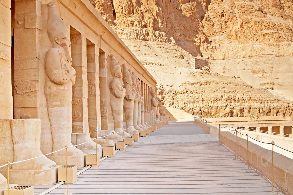 Statues sur la façade du temple Hatchepsout - ©Gelia/Getty Images Plus